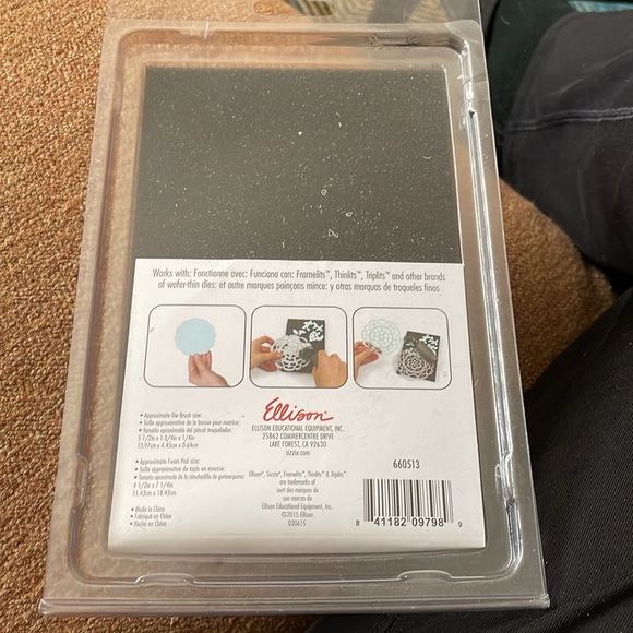Die brush and foam pad set sizzix. - Picture 2 of 2